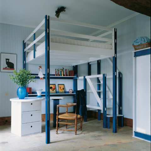 Lit mezzanine modulable de 1997 bleu et blanc avec un bureau palette en dessous