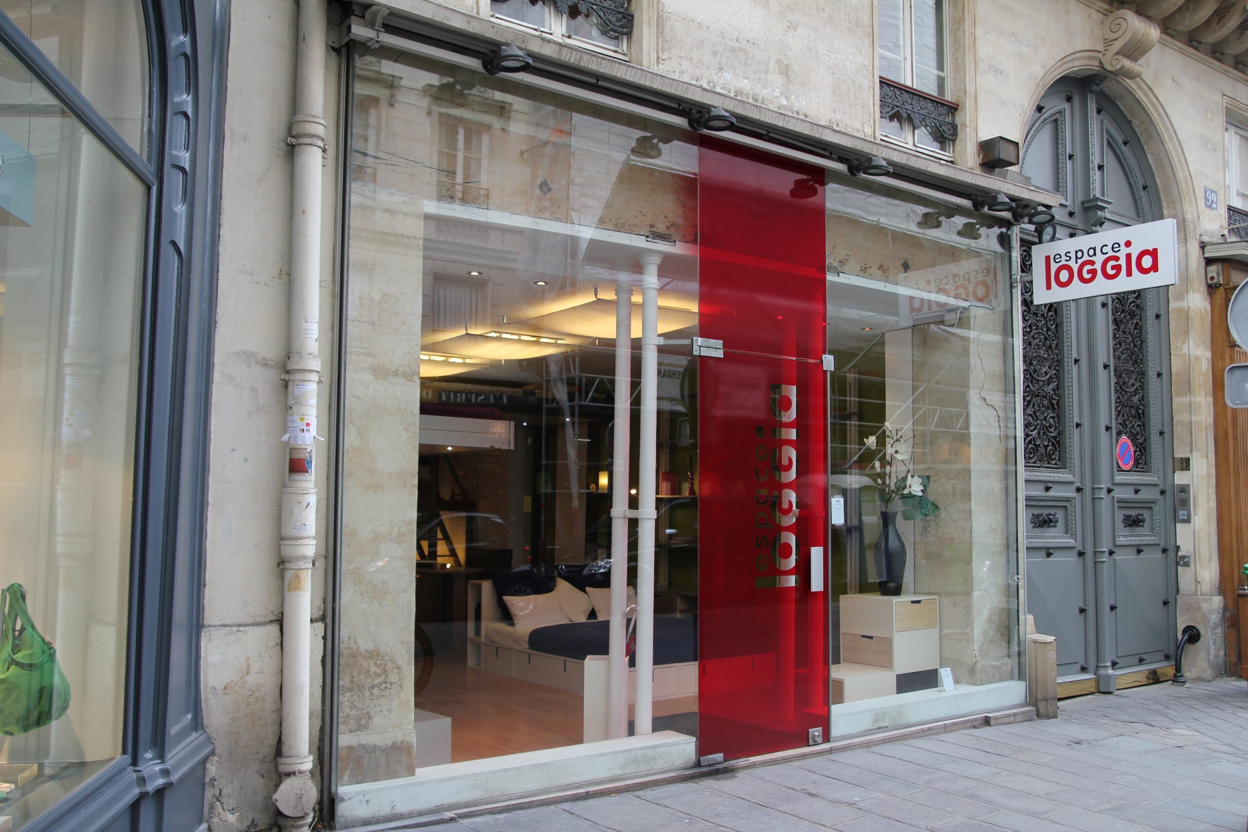 Vitrine du magasin Espace Loggia rue du Bac à Paris