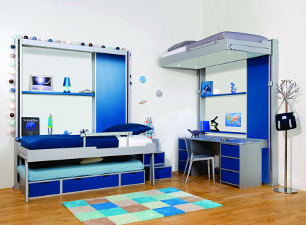 Chambre pour enfants avec deux lits escamotables. L'un avec une banquette Brick It en position nuit et l'autre avec un bureau droit en position jour.