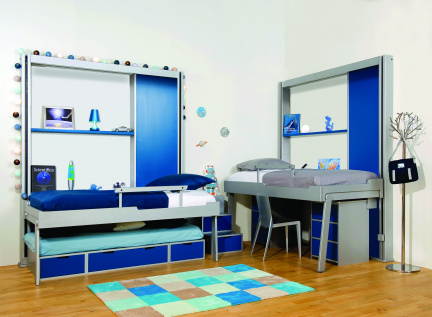 Chambre pour enfants avec deux lits escamotables. L'un avec une banquette Brick It en position nuit et l'autre avec un bureau droit en position nuit.