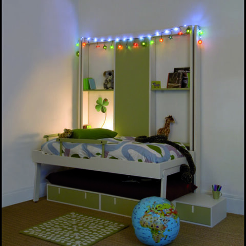 Lit escamotable Champs libre vert et blanc avec une banquette Brick It en position nuit.