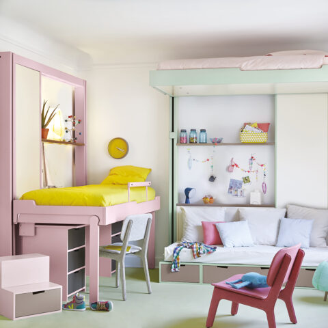 chambre pour deux enfants avec deux lits escamotables DKlé, un bureau et une banquette brick it. Le lit rose est en position nuit.