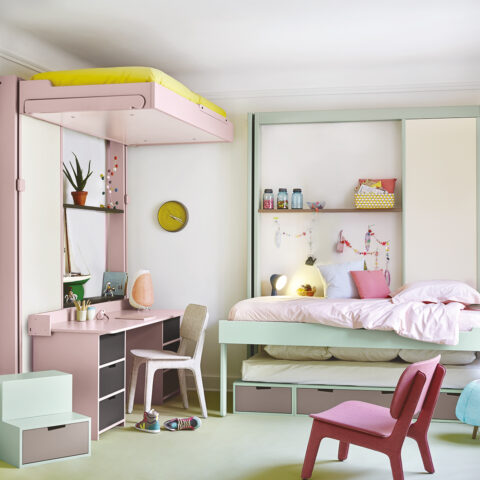 chambre pour deux enfants avec deux lits escamotables DKlé, un bureau et une banquette brick it. Le lit bleu est en position nuit.