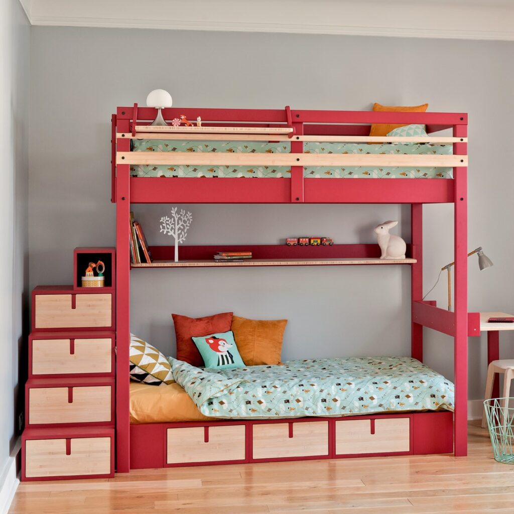 Chambre d'enfants avec un lit mezzanine, un lit podium et un escalier Brick It