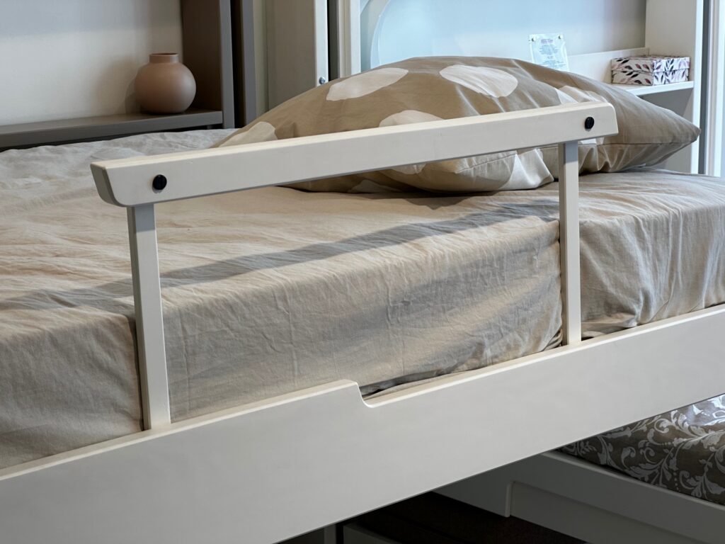 Horizontal rail for a foldaway bed