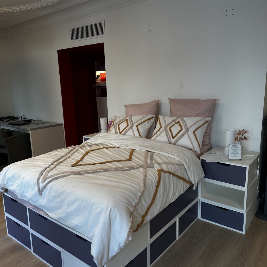 Loggia stock Haussmann - Lit podium avec chevet