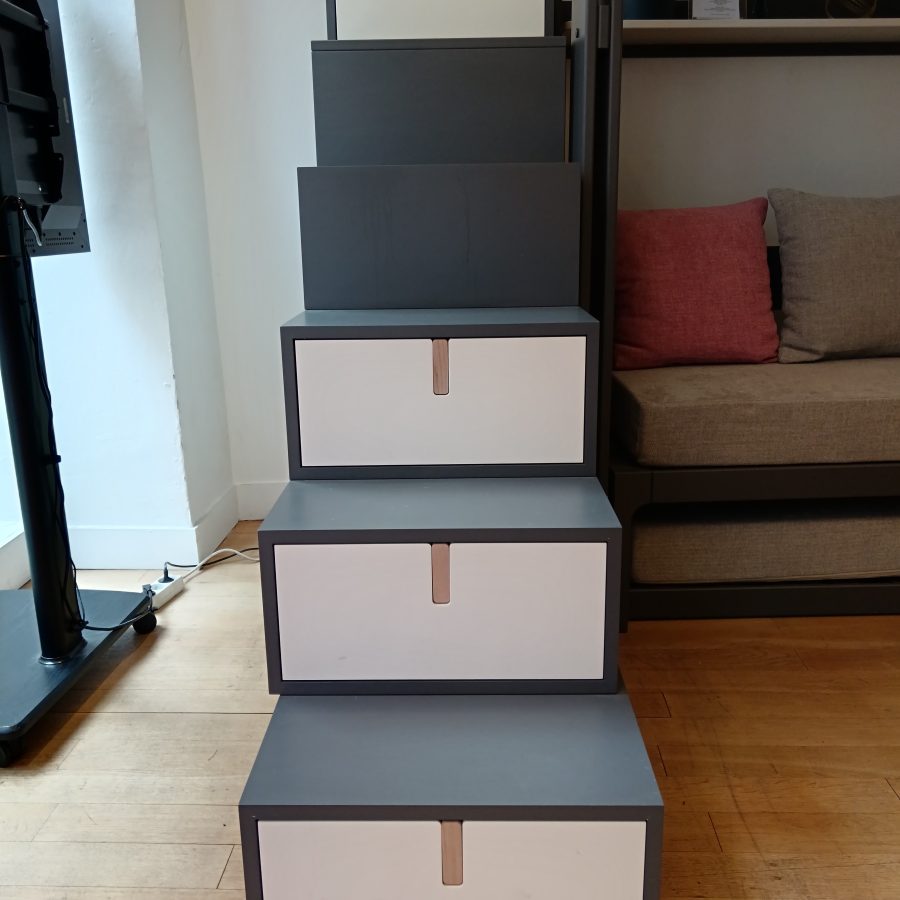 Loggia stock Bac - Grand escalier Bricks avec armoire