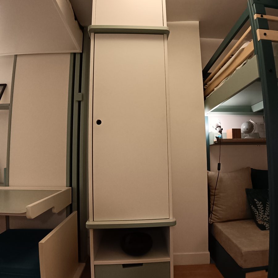 Modèle d'exposition d'une armoire triptyque exposé au magasin situé au 92 rue du bac à Paris