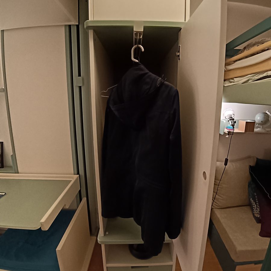 Modèle d'exposition d'une armoire triptyque exposé au magasin situé au 92 rue du bac à Paris