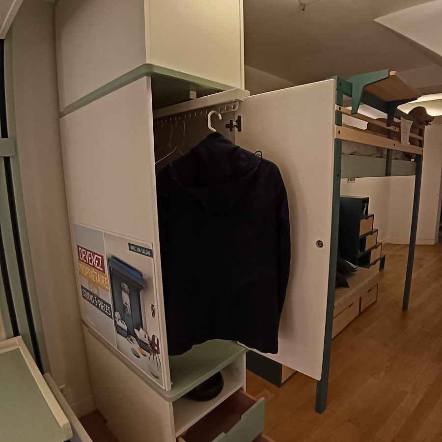 Modèle d'exposition d'une armoire triptyque exposé au magasin situé au 92 rue du bac à Paris