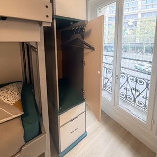 Focus tringle intérieure de l'Armoire triptyque d'exposition au magasin Espace Loggia au 21 rue Auber à Paris