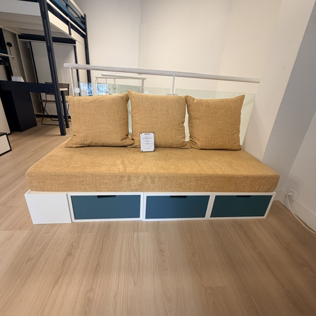 Modèle d'exposition d'une banquette Brick exposé au magasin situé au 21 rue Auber à Paris.