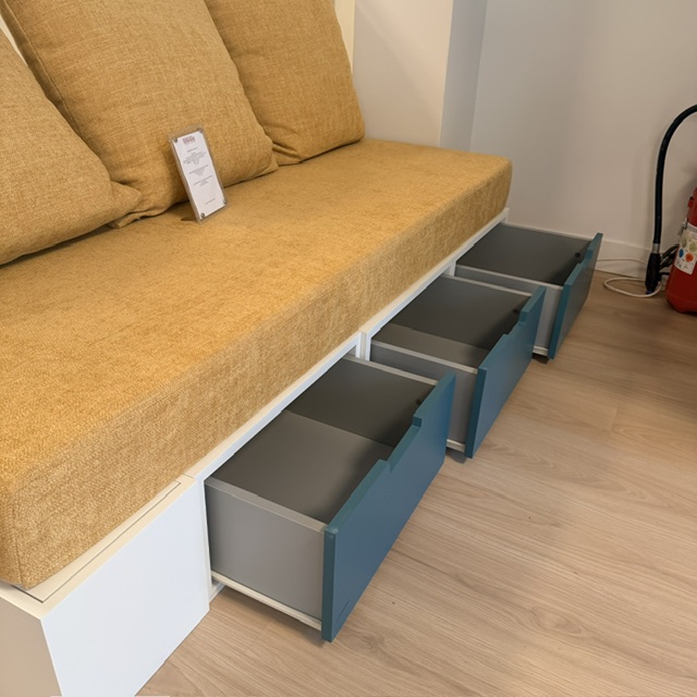 Modèle d'exposition d'une banquette Brick exposé au magasin situé au 21 rue Auber à Paris.