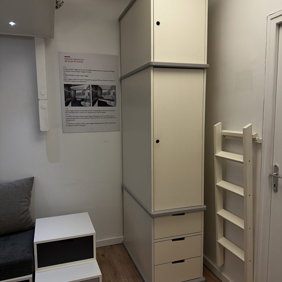 Modèle d'exposition d'une armoire triptyque exposé au magasin situé au 22 boulevard Beaumarchais