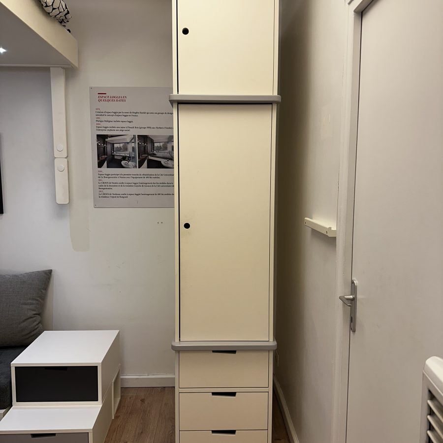 Modèle d'exposition d'une armoire triptyque exposé au magasin situé au 22 boulevard Beaumarchais