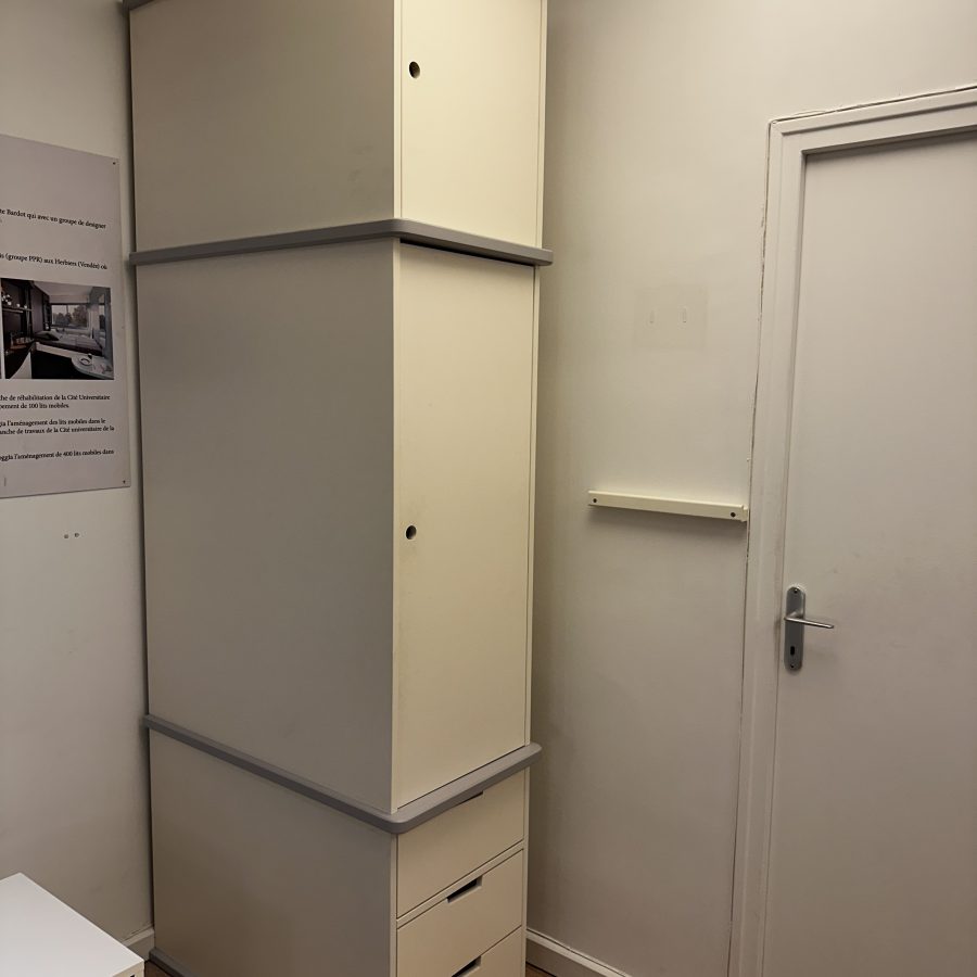 Modèle d'exposition d'une armoire triptyque exposé au magasin situé au 22 boulevard Beaumarchais