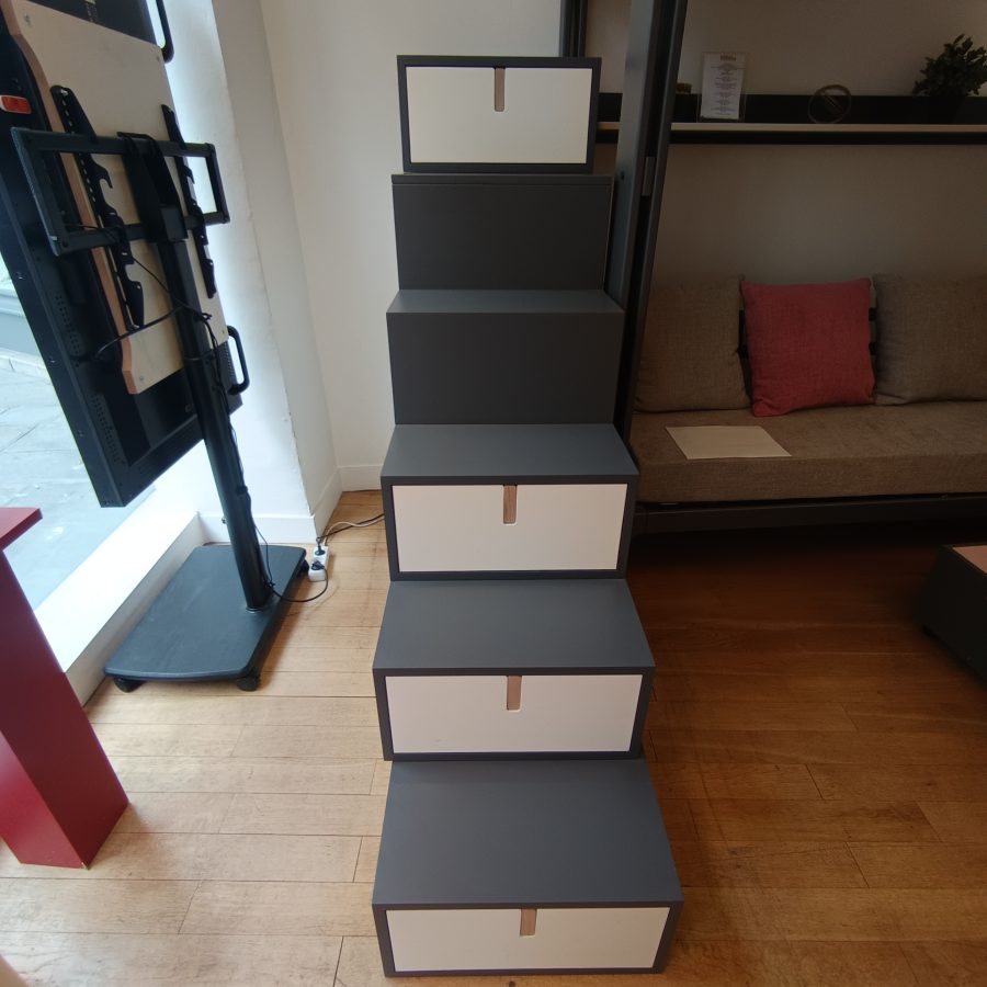 Modèle d'exposition présenté au magasin Espace Loggia situé au 92 rue du Bac 75007 Paris